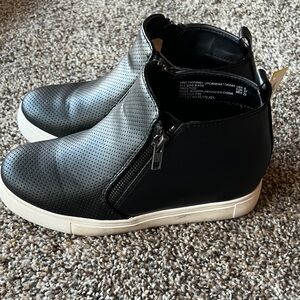 Time & Tru size 6 Black Perforated High-Top Sneakers